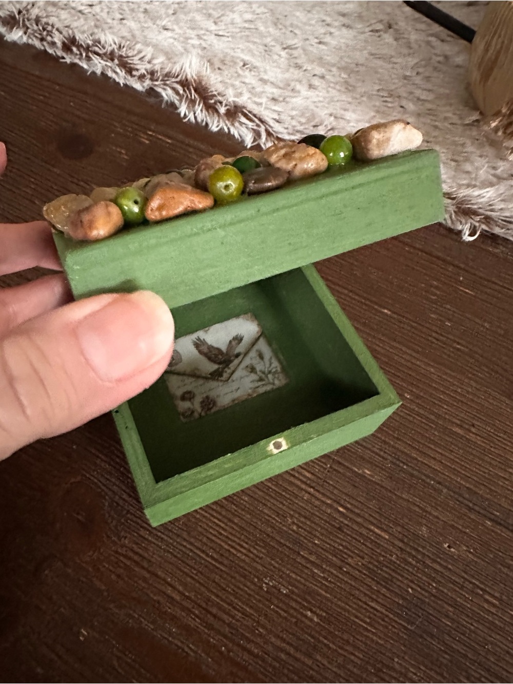 Hand crafted River Rock and green glass beaded trinket box - Picture 3 of 7